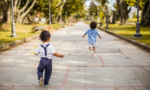 Moderators of movement behaviour changes among Canadian toddlers and preschoolers throughout the first 2 years of the COVID-19 pandemic